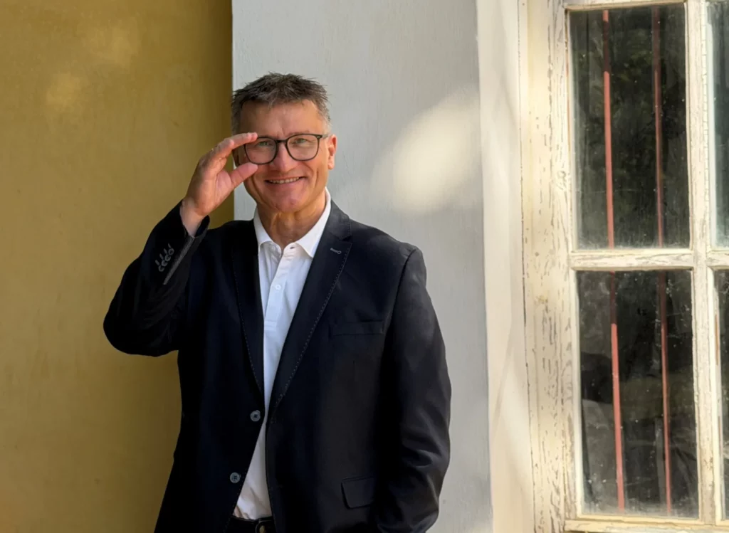 Michael Fridrich blickt über die Brille - Sinnbild für die einfach-Klartext-Philosophie