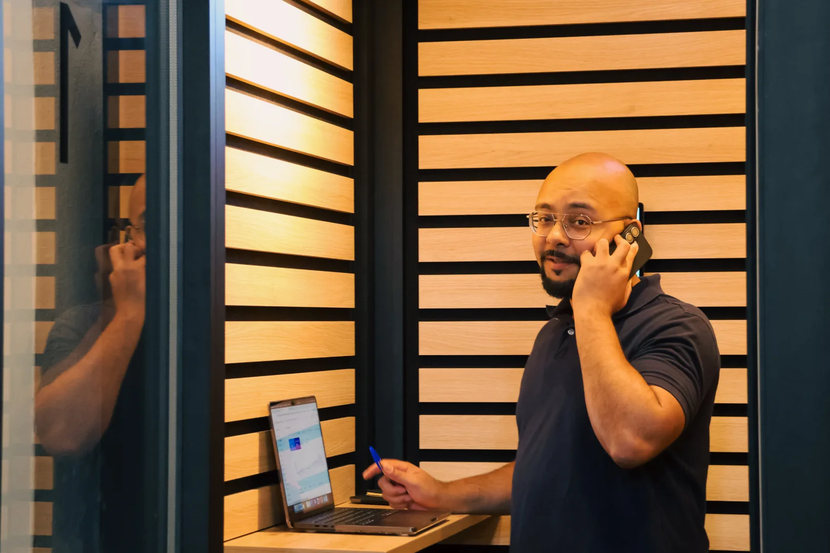 Coach im Telefongespräch am Laptop